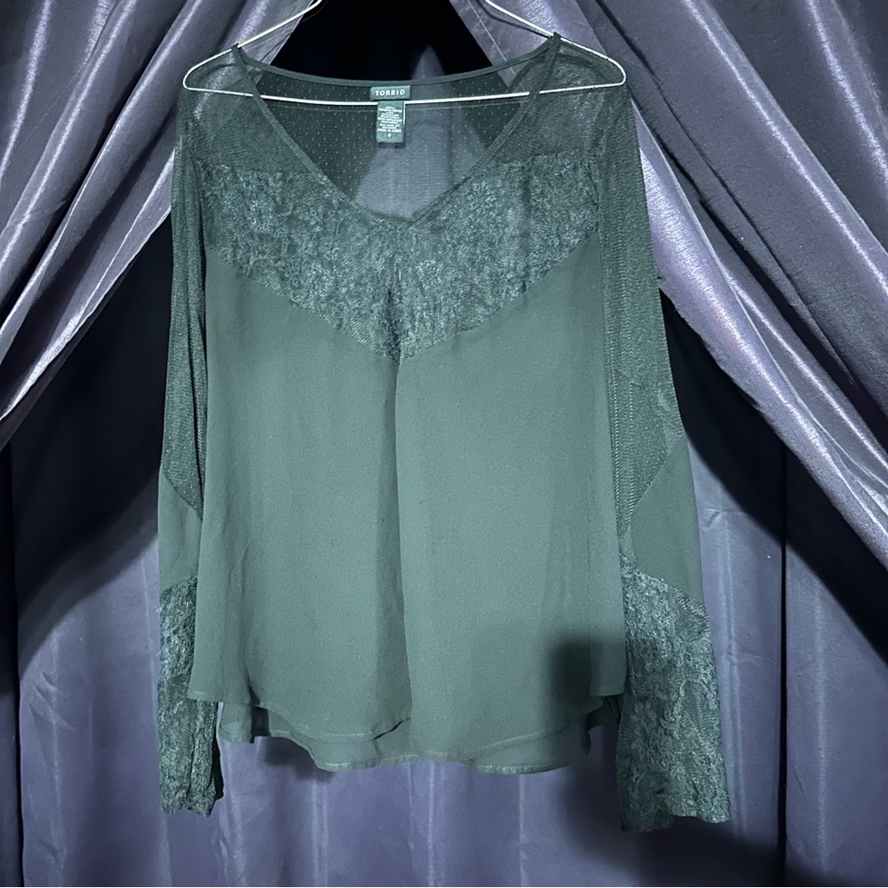 Torrid lace sleeve top Sz L